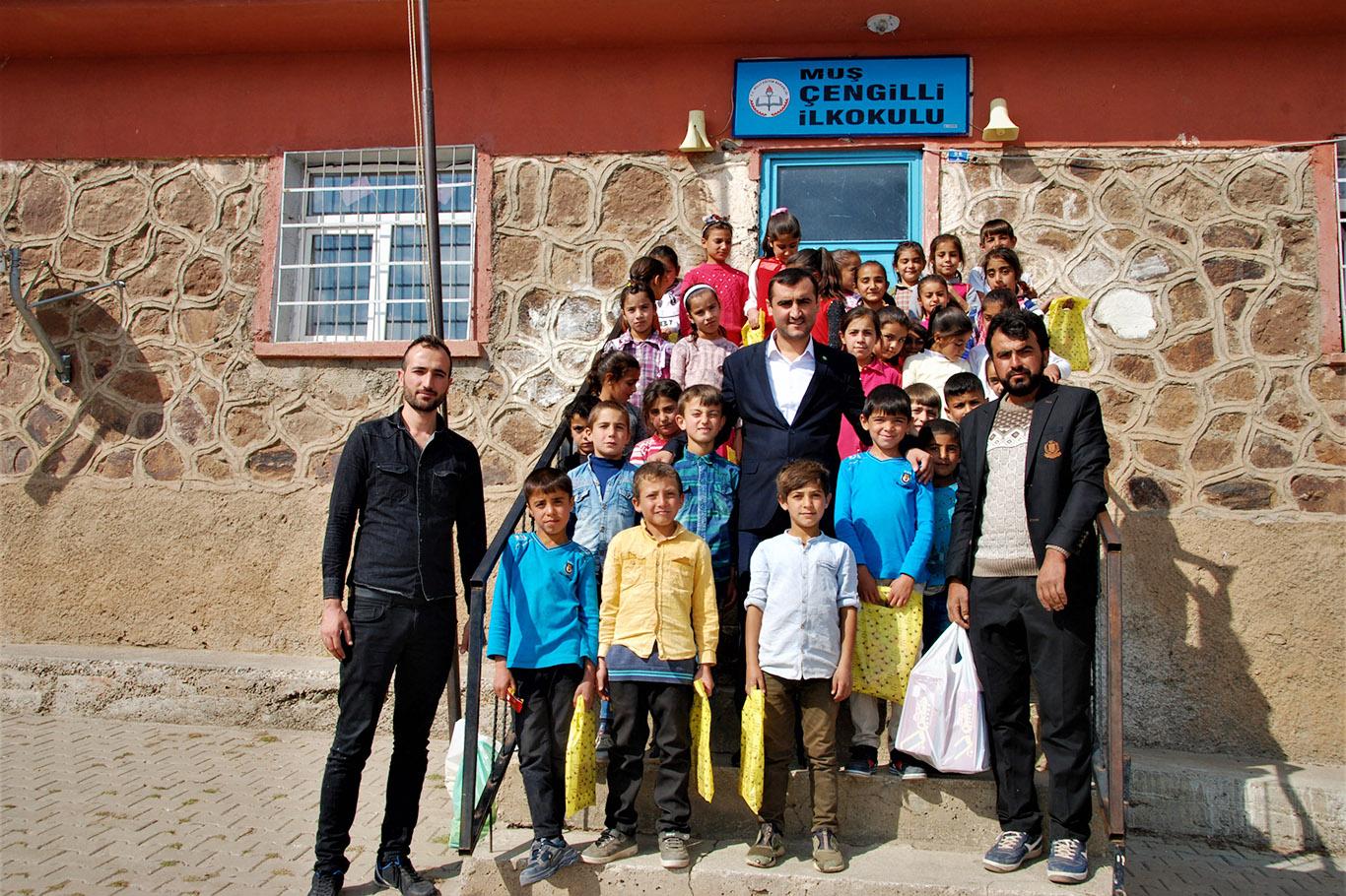 Yüzlerce çocuğa kırtasiye yardımı yapıldı